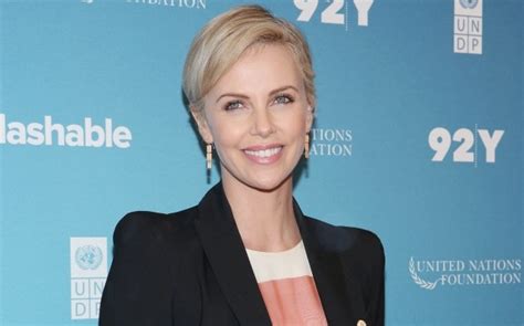 Charlize Theron posa desnuda a sus 40 años